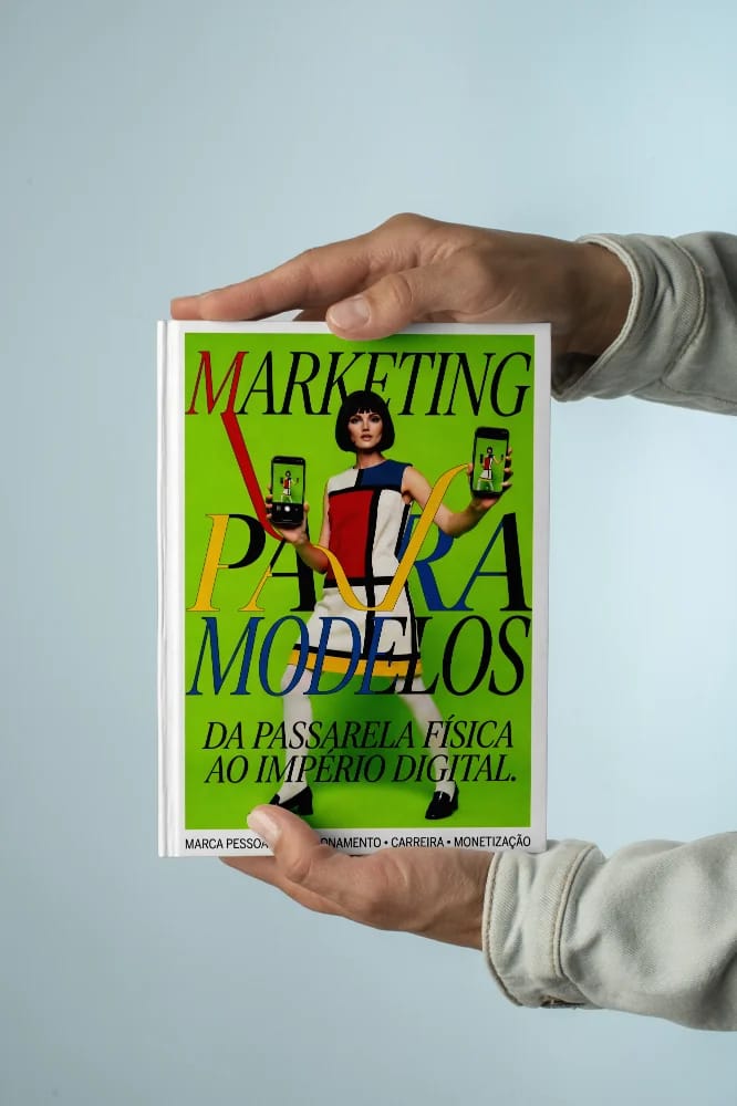 Mãos segurando o livro Marketing para Modelos · House Mazzutti