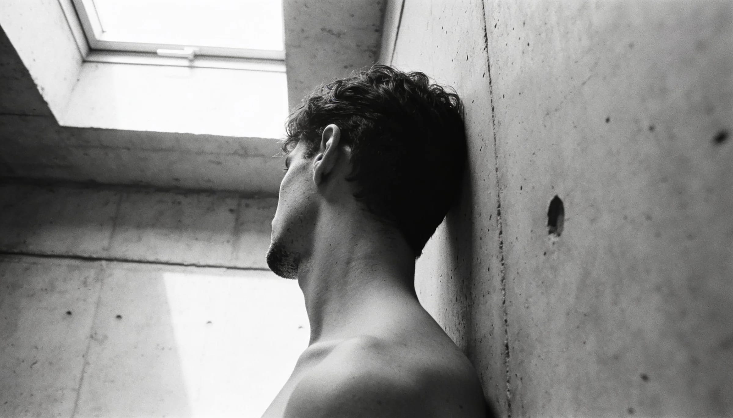 Foto editorial em preto e branco com mood cinematográfico para book de agência