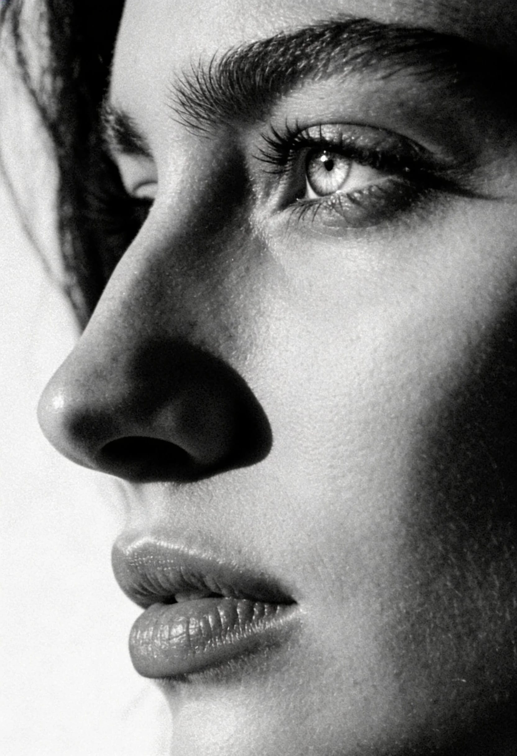 Retrato editorial em preto e branco com direção de luz cinematográfica para book de modelo