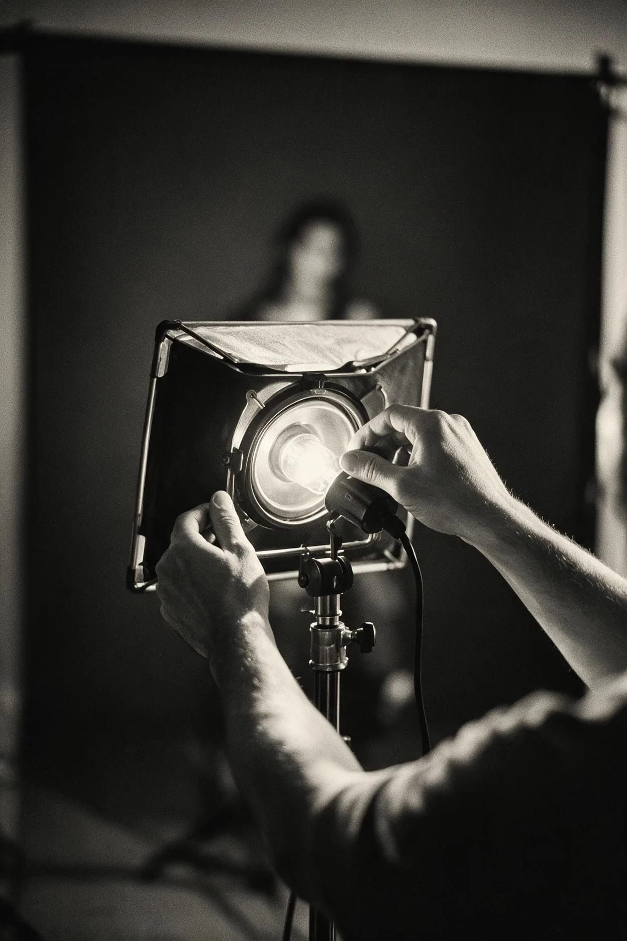 Controle de luz e enquadramento editorial em ensaio de fotografia de moda