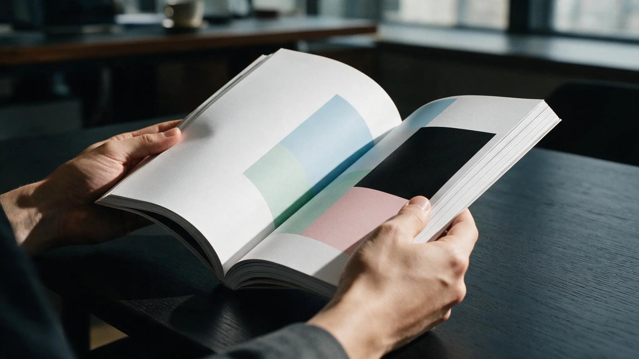 Brandbook impresso com paleta, tipografia e aplicações de identidade visual — House Mazzutti Brandbook impresso com paleta, tipografia e aplicações de identidade visual — House Mazzutti
