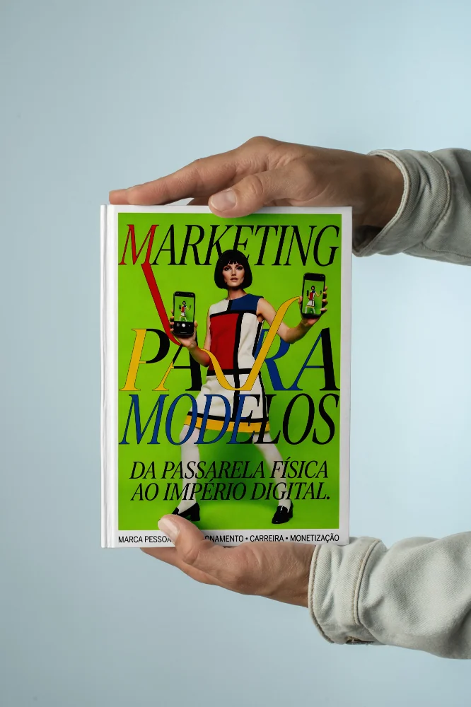 Mãos segurando o livro Marketing para Modelos · House Mazzutti