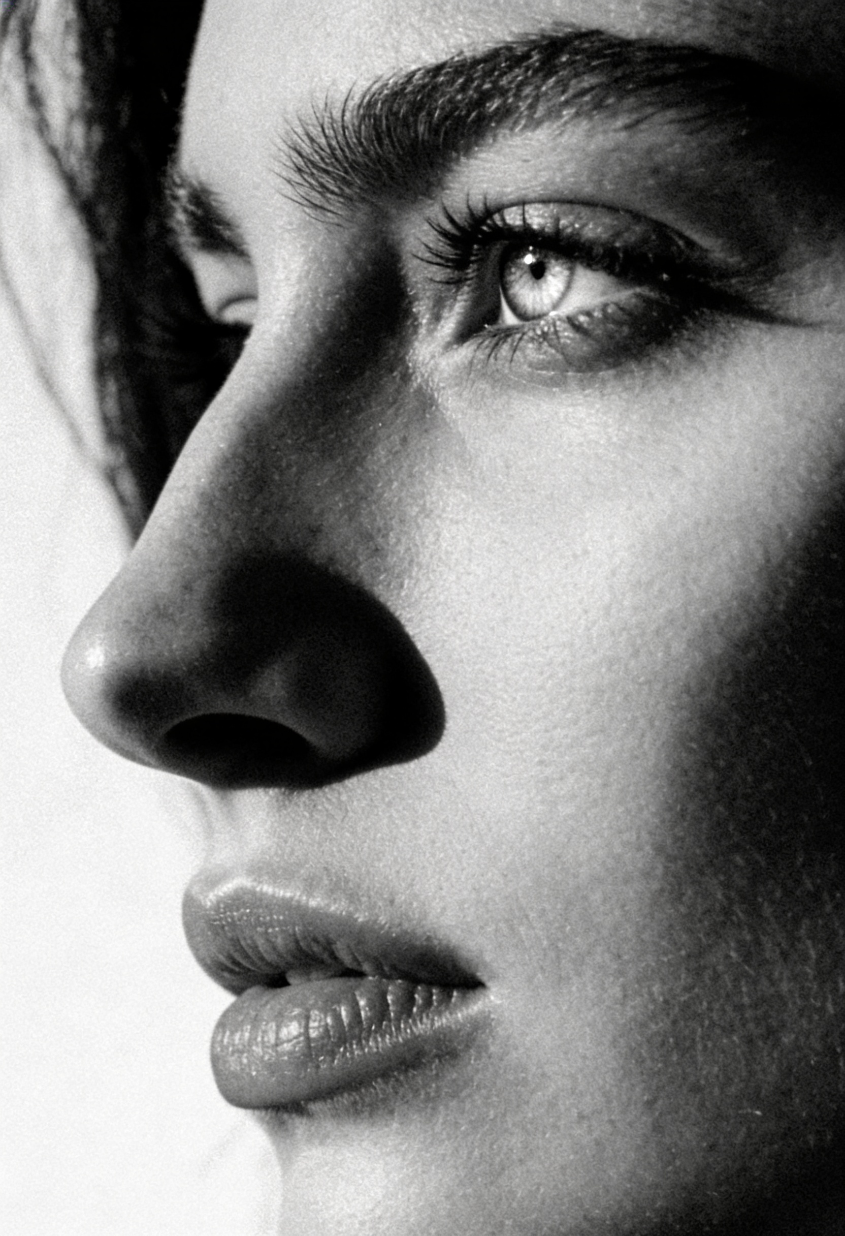 Retrato editorial em preto e branco com direção de luz cinematográfica para book de modelo