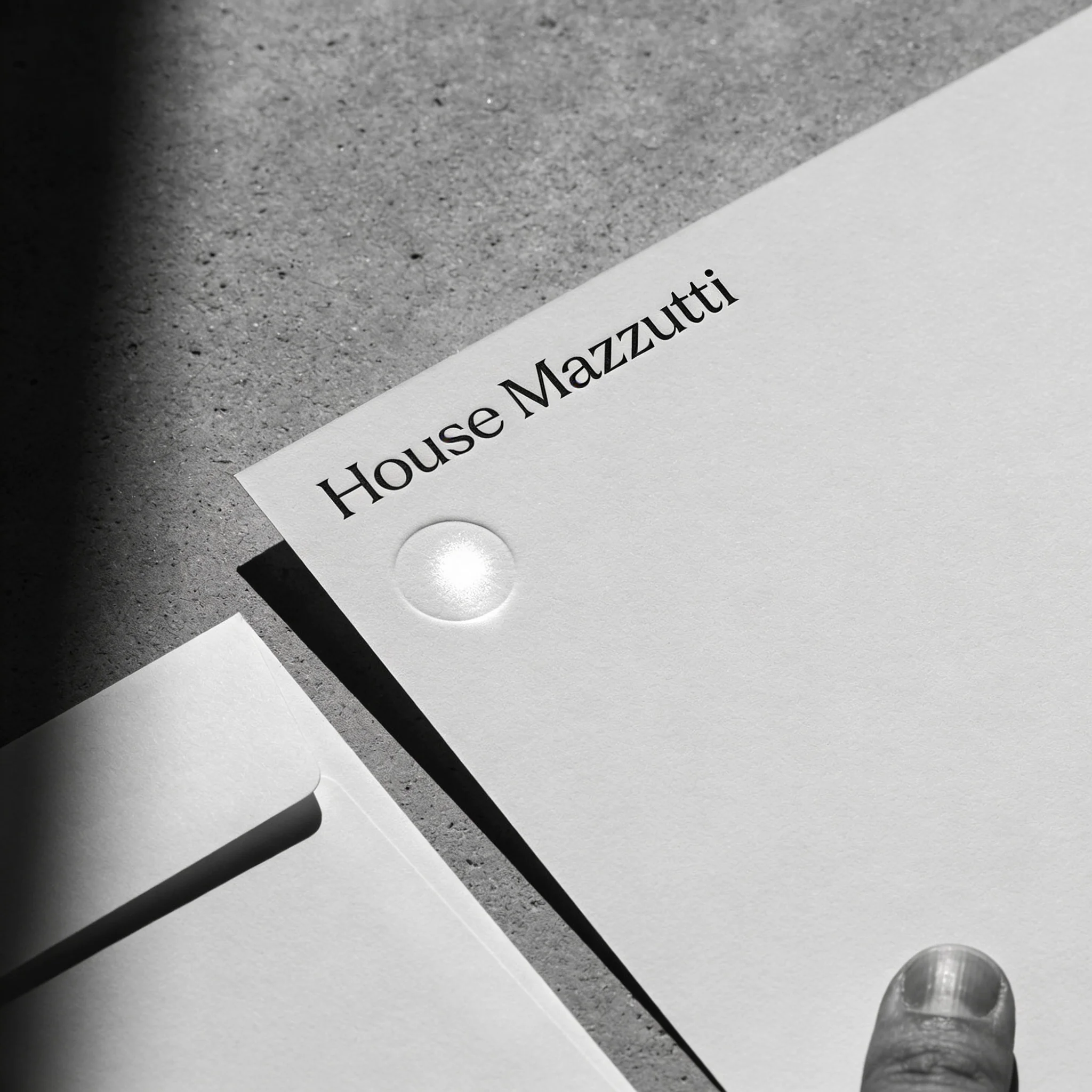 Identidade visual e sistema gráfico de marca premium com direção criativa House Mazzutti