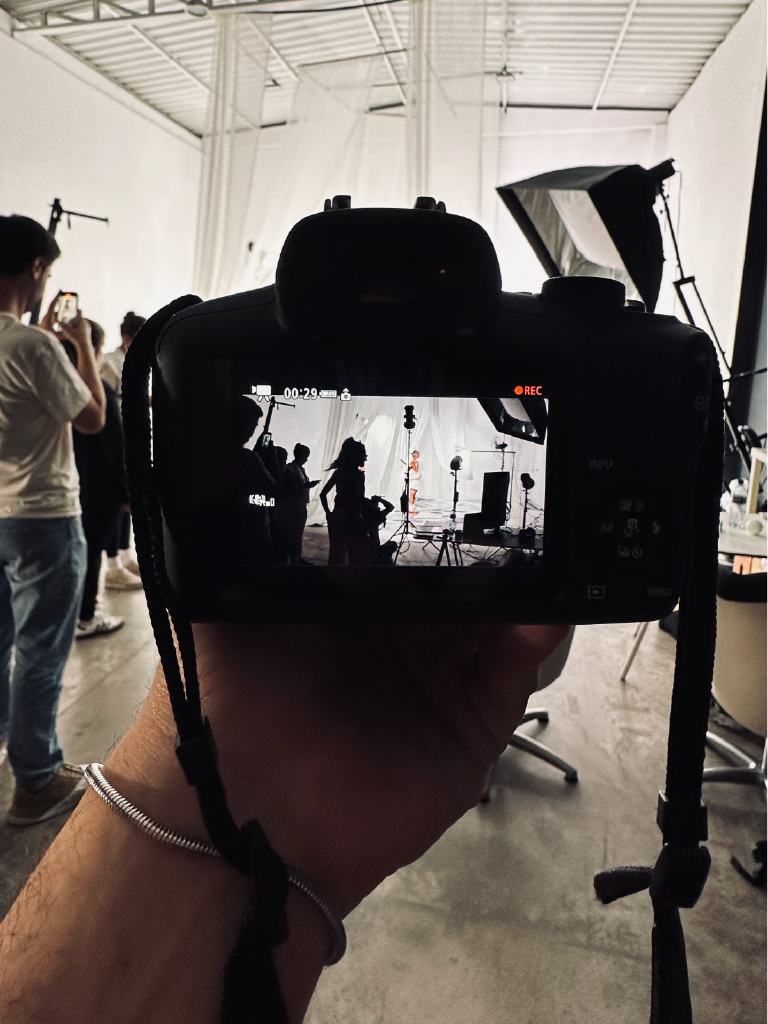 SHOOTING-MODA-FASHIONM-PROCTUOIN-ENSAIO-FOTOS-IMAGEM-DIR-CRIATIVA-INSIDE-OUT-WORKSHOP-ANGELO-MAZZUTTI-PRODUTORA-HOUSE-MAZZUTTI-2025-PHOTO-FILM-BRANDING-moodboardo-pessdoas-set-shooting