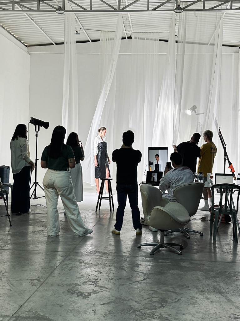 SHOOTING-MODA-FASHIONM-PROCTUOIN-ENSAIO-FOTOS-IMAGEM-DIR-CRIATIVA-INSIDE-OUT-WORKSHOP-ANGELO-MAZZUTTI-PRODUTORA-HOUSE-MAZZUTTI-2025-PHOTO-FILM-BRANDING-moodboardo-pessdoas-set-shooting